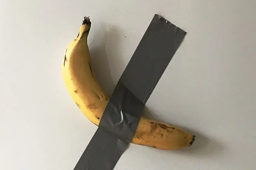 « Banana Taped to Wall » de Maurizio Cattelan – Explorez cette œuvre