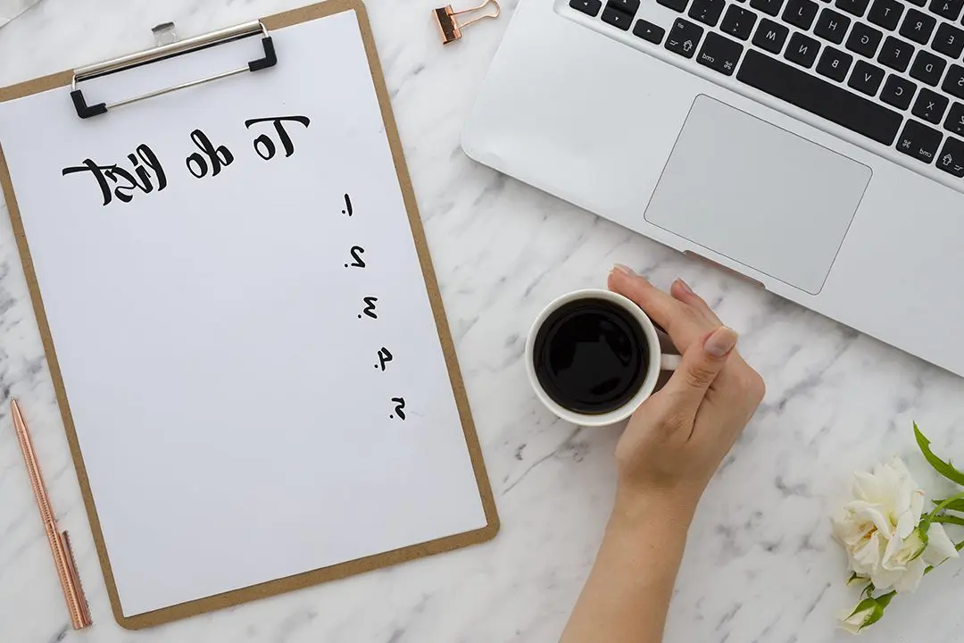 Maîtriser l’art du dégradé : 2 techniques pour un trait derrière parfait