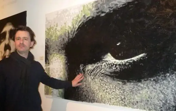 Maîtriser l’art du vernissage pour sublimer vos peintures acryliques sur toile