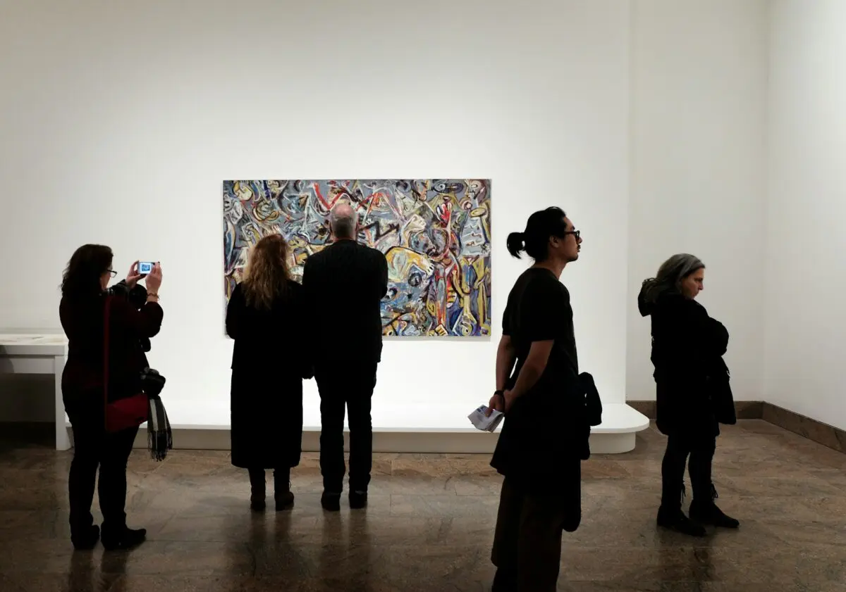 personnes regardant tableaux art