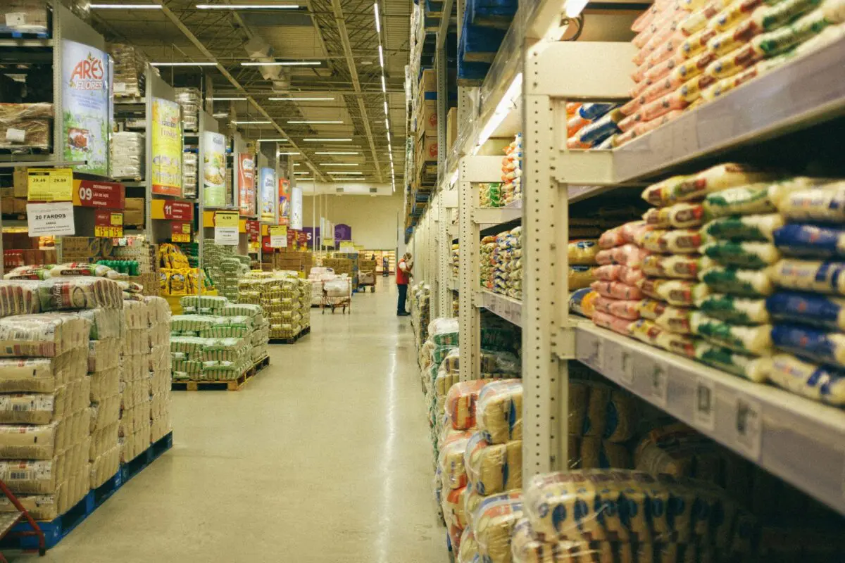Comment choisir le bon store pour la fenêtre de sa cuisine ?