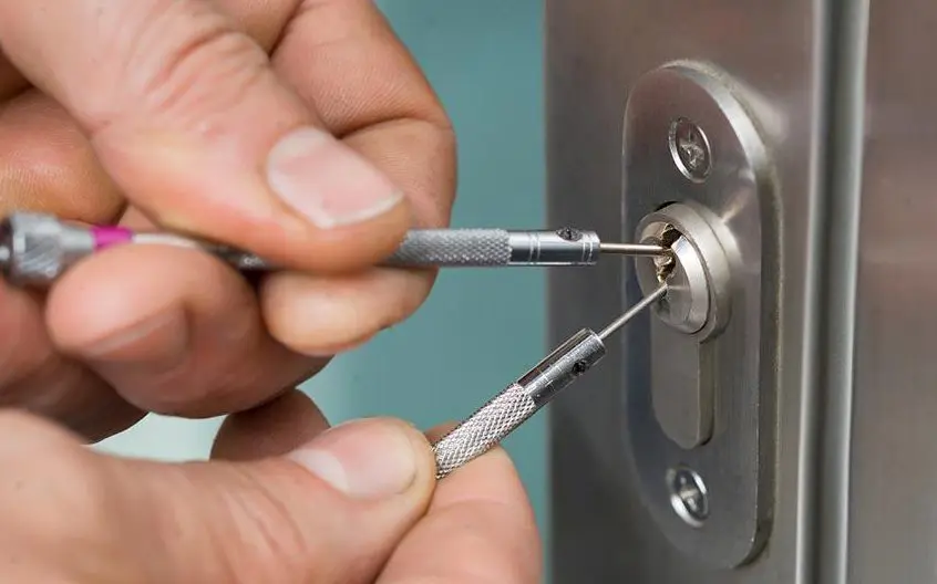 Comment ouvrir une porte d’entrée bloquée malgré une serrure ouverte ?