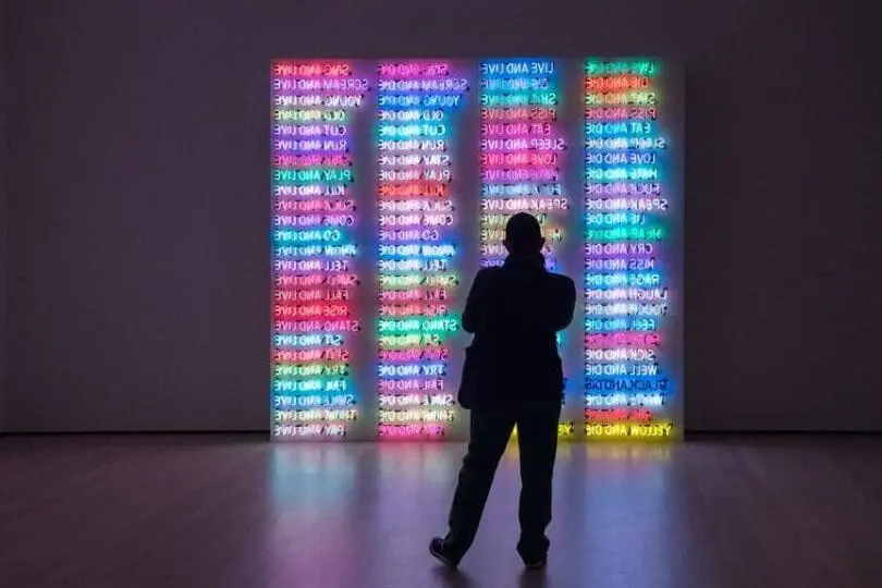 Lumière sur l’art contemporain: la fascination des logos en néon