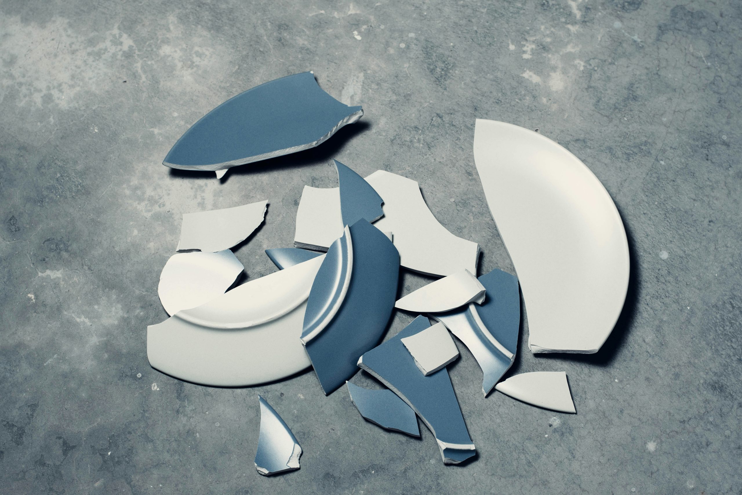 optimisez le rangement de vos assiettes avec un incroyable organiseur de placards pour assiettes.
