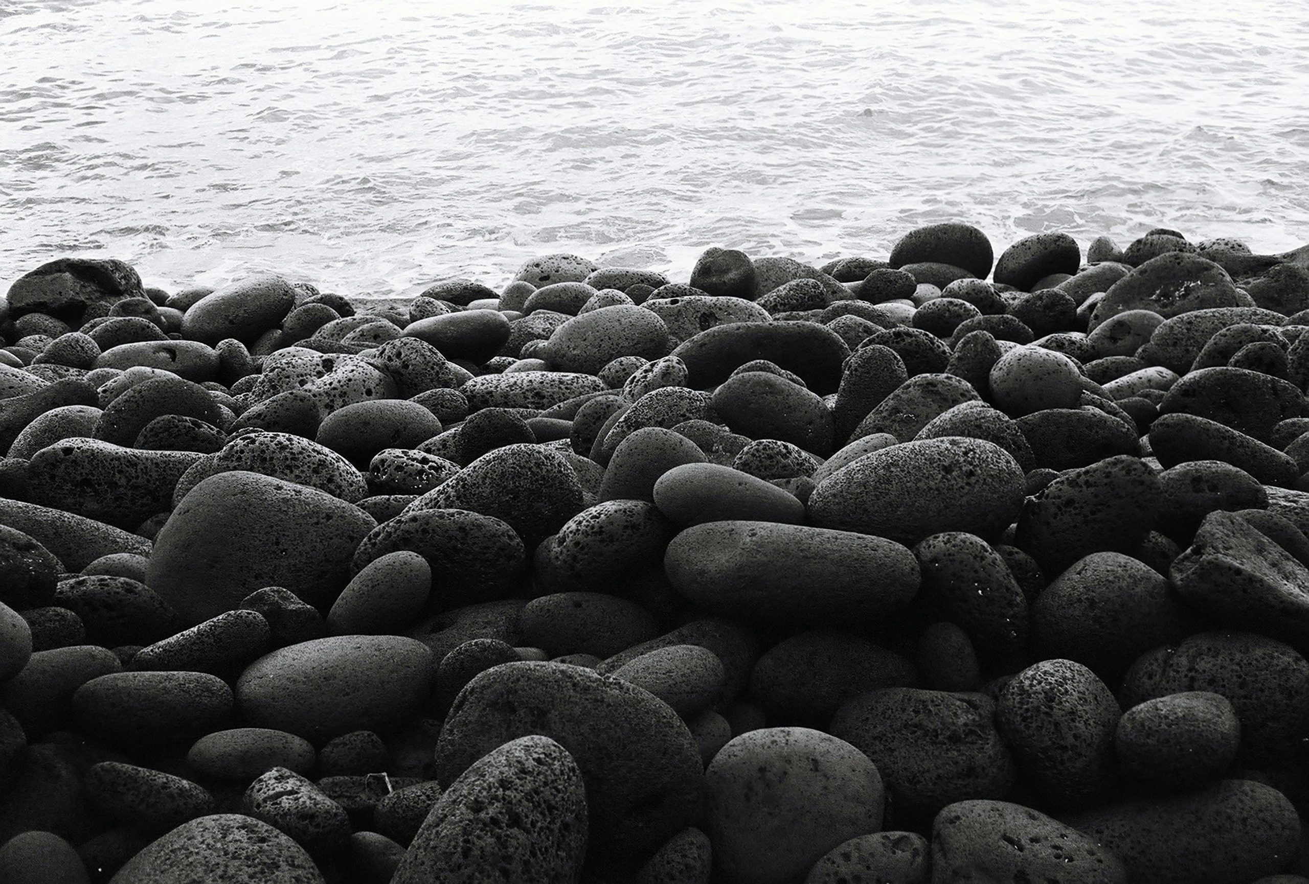 découvrez l'importance du grounding dans votre vie quotidienne et les bienfaits qu'il procure pour votre mental et votre bien-être.