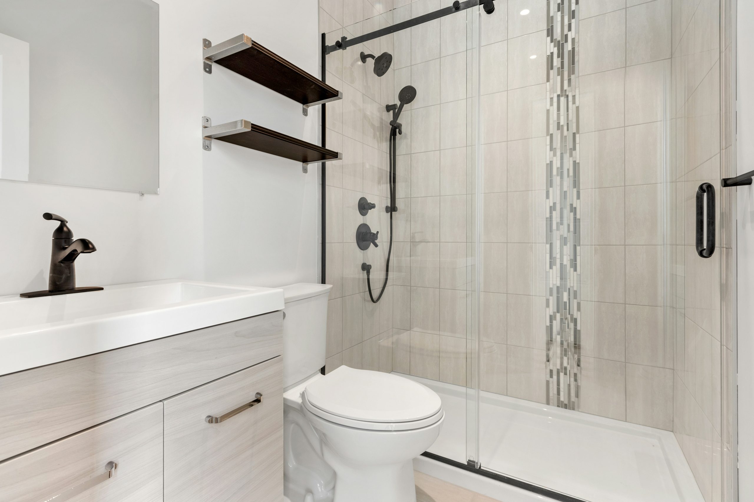 découvrez notre sélection d'enclosures de douche de qualité pour créer un espace de douche élégant et fonctionnel dans votre salle de bains.