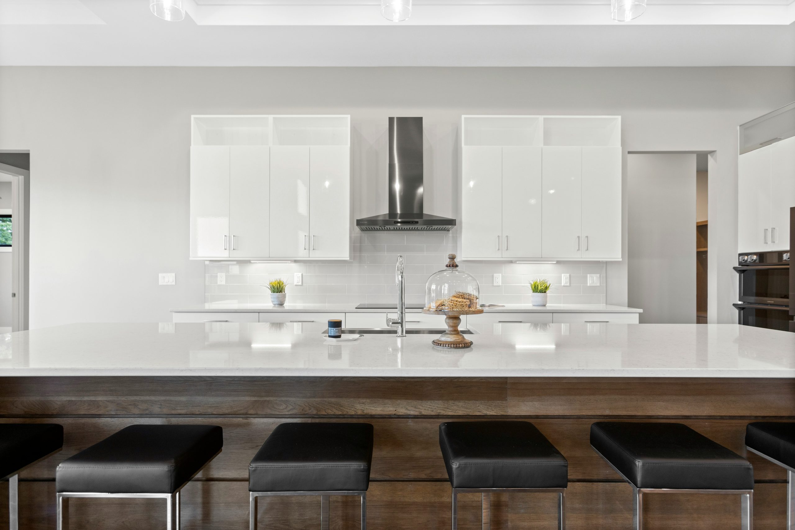 découvrez notre sélection d'îlots de cuisine design et fonctionnels pour un aménagement pratique et esthétique de votre espace.