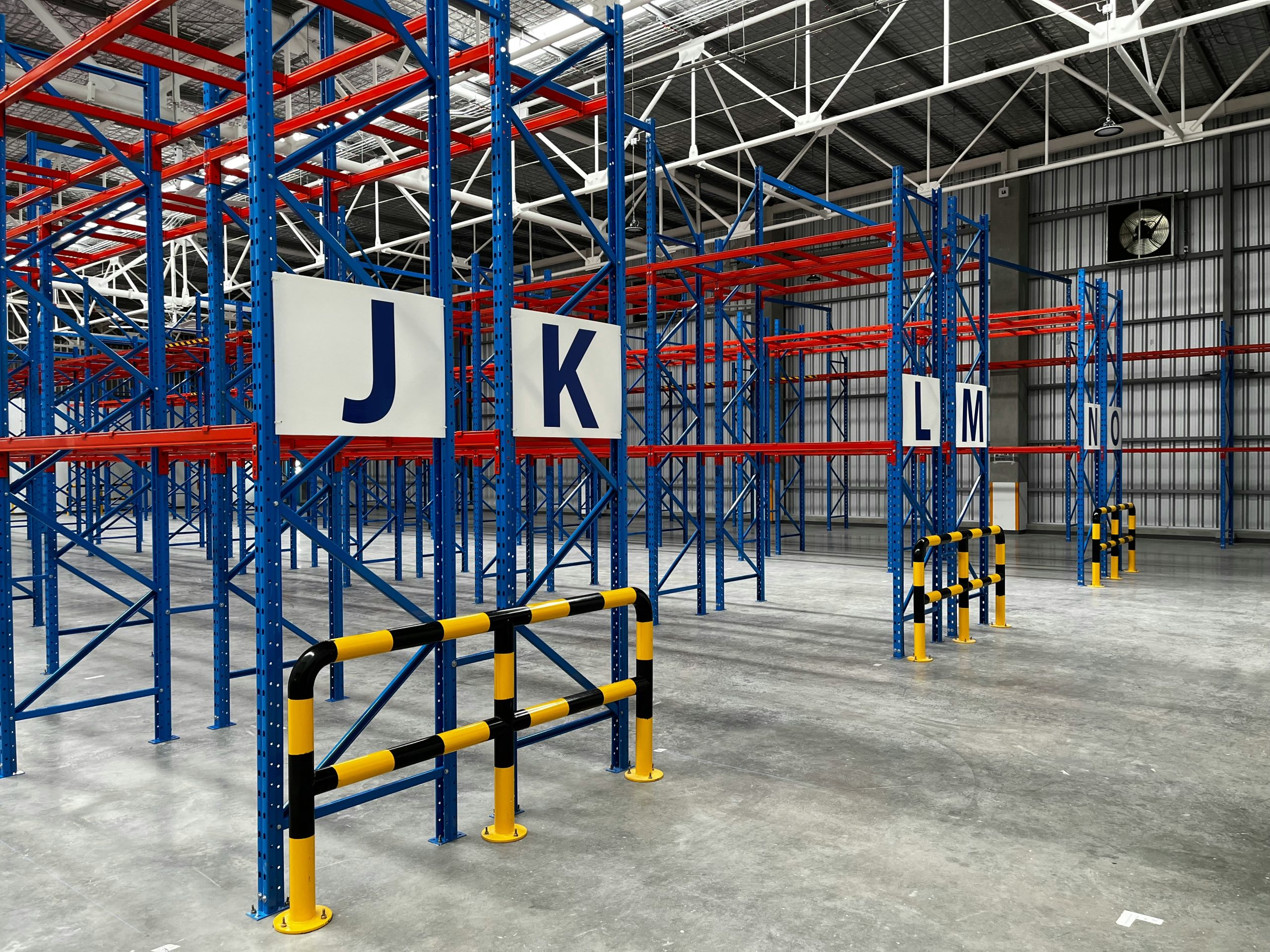 découvrez nos solutions de stockage pour répondre à tous vos besoins de rangement, que ce soit pour la maison ou pour l'entreprise.