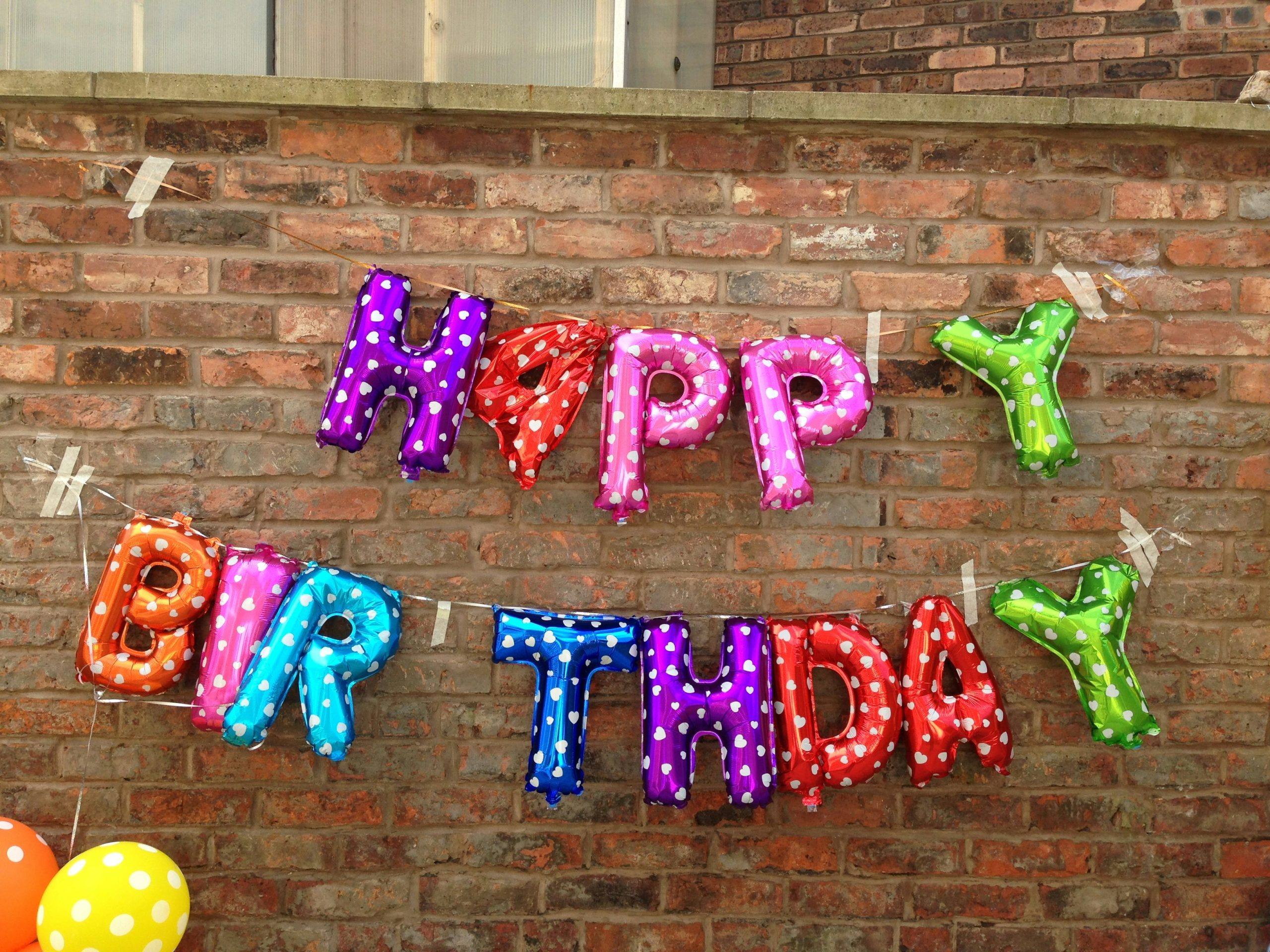 trouvez tout pour une décoration de fête d'anniversaire parfaite avec notre sélection de produits variés. faites de cet événement un moment inoubliable avec nos articles de fête originaux et tendance.