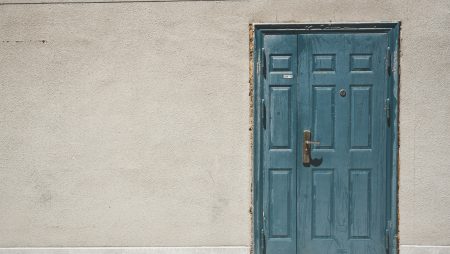 Comment protéger la porte de sa maison efficacement ?